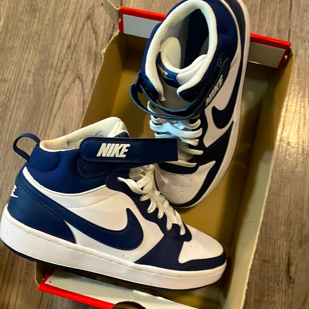 Nike Court Borough MID